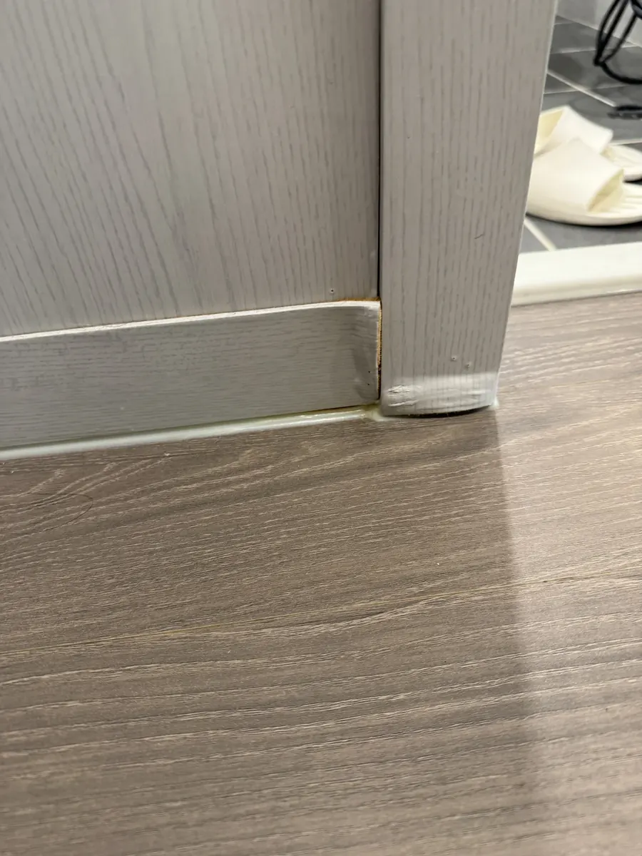 걸레받이 파손 수리 — 문틀 옆 걸레받이 끝 손상