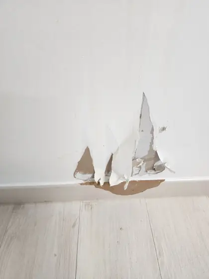 걸레받이 까짐 보수 — 겉면이 뜯긴 걸레받이